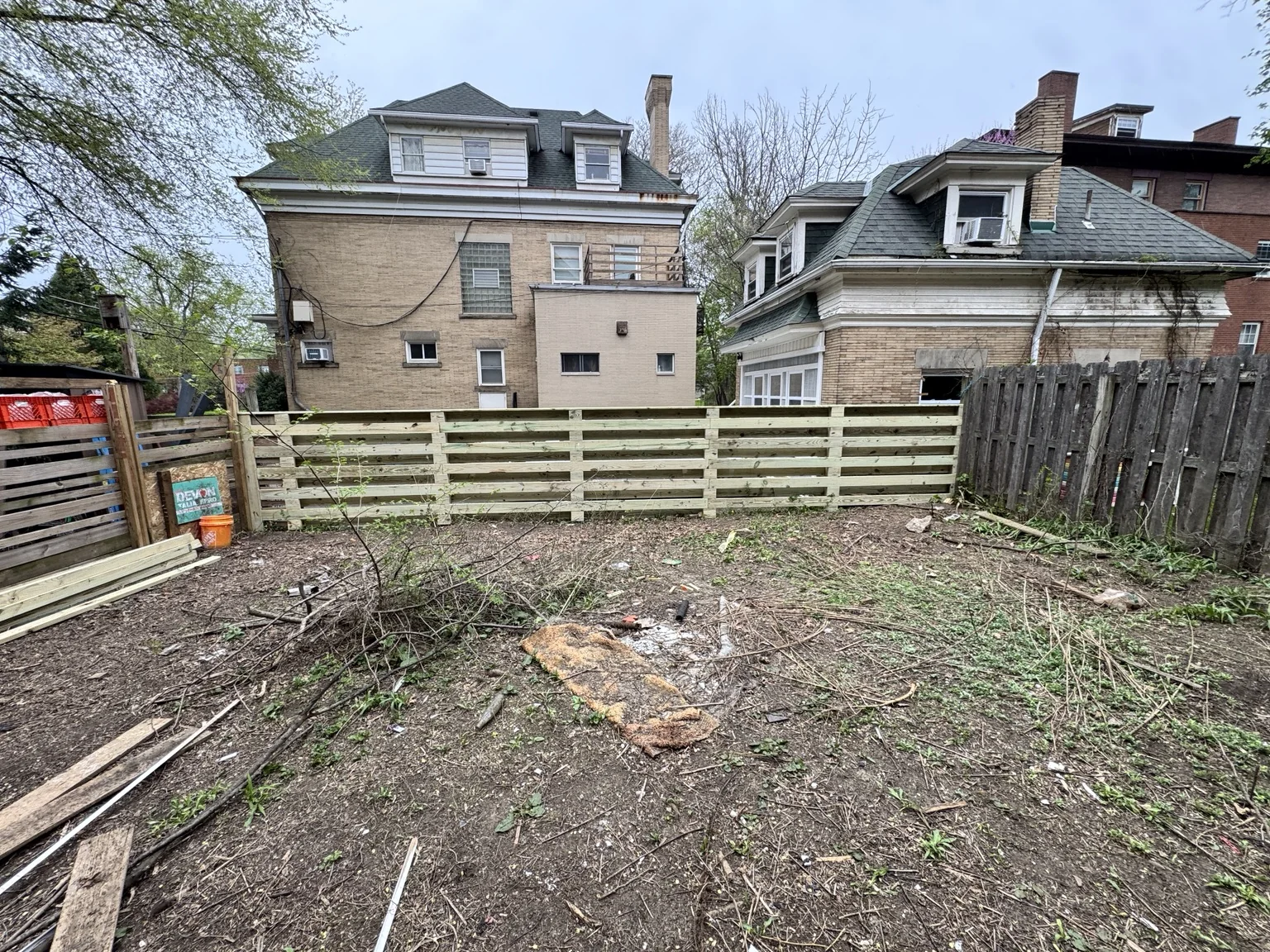 New horizontal privacy fence installation